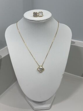 Gold Clover Pendant Necklace and Stud Earrings Set - White Inlay